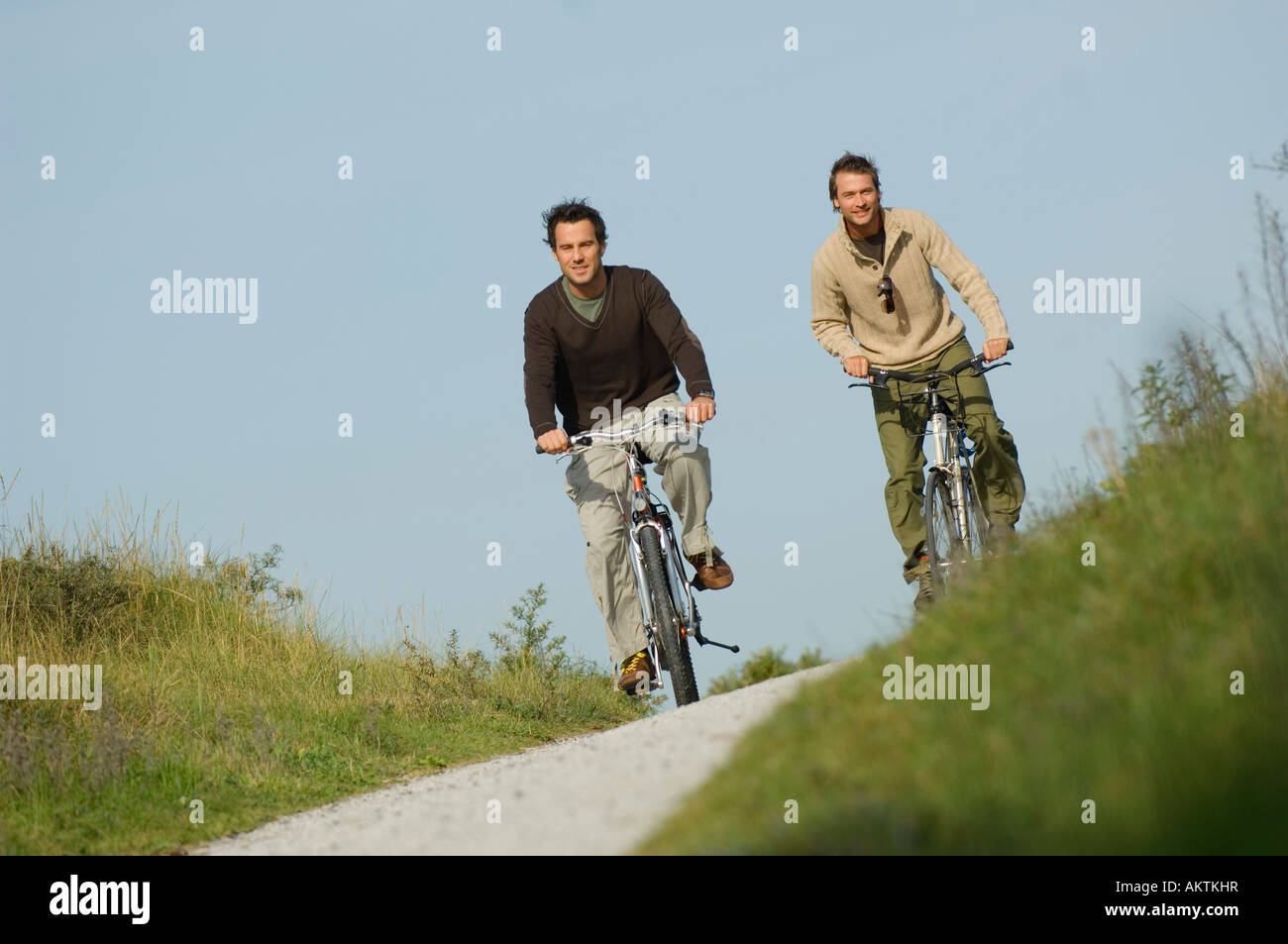 Zwei Freunde Radtouren durch Dünen, Spaß Stockfoto