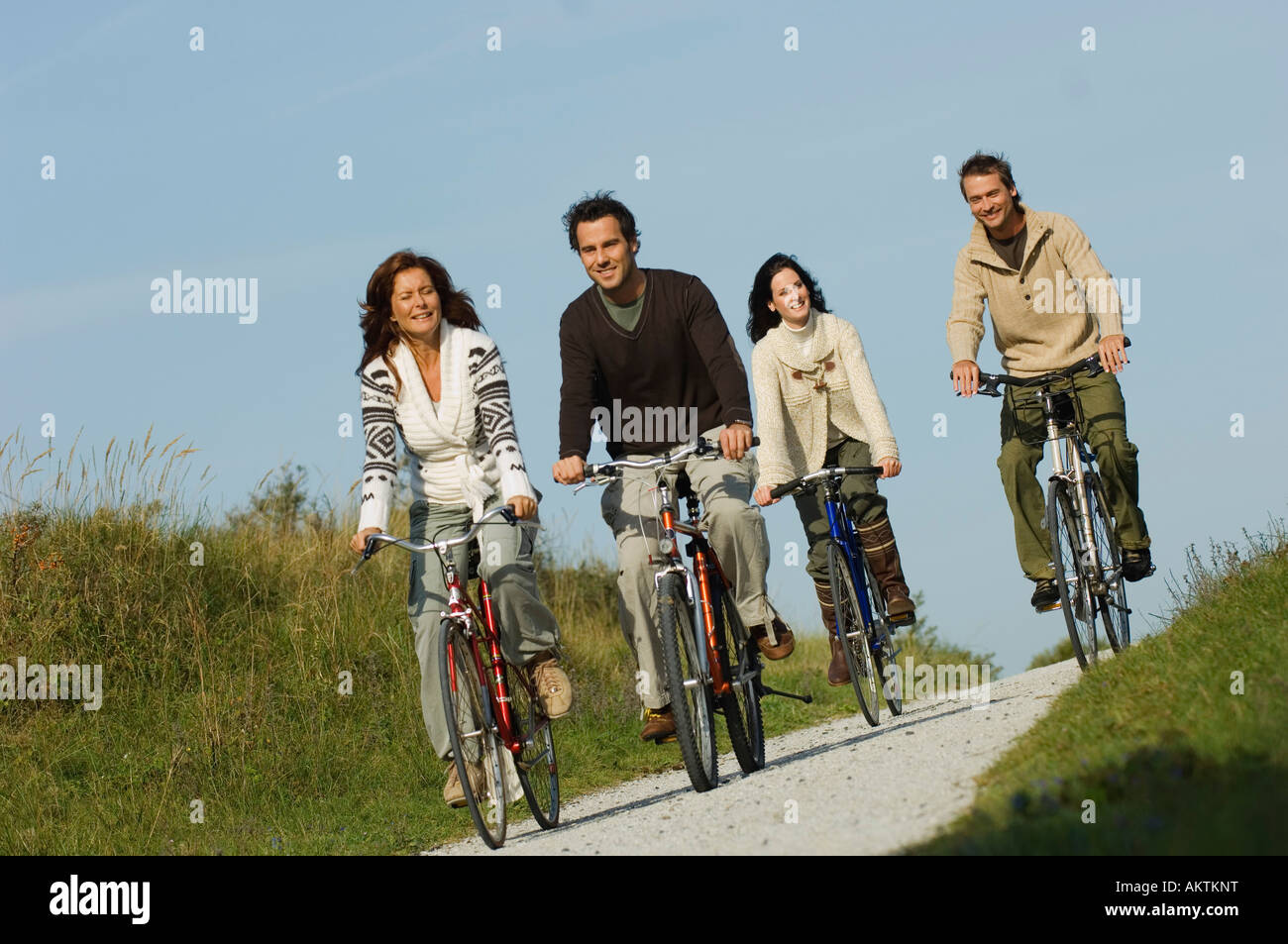 Gruppe von Freunden, Radfahren in Dünen Stockfoto