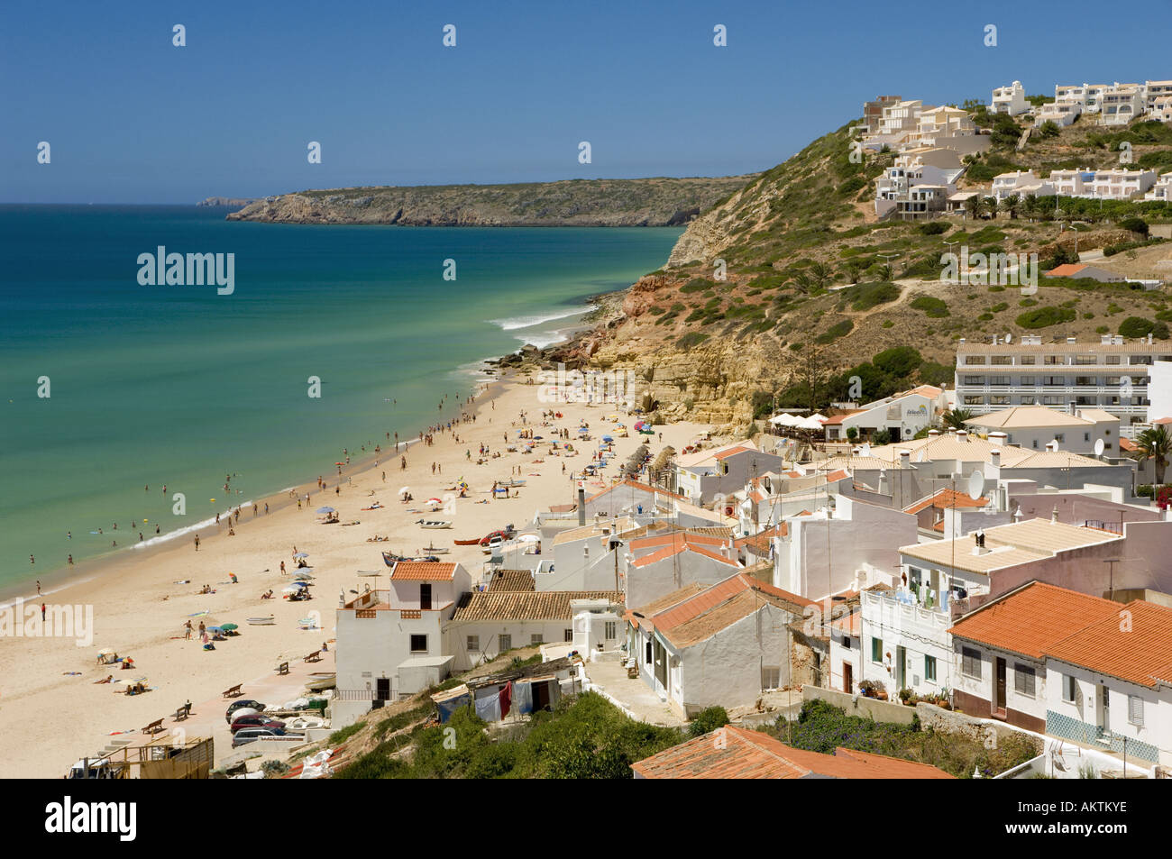 Portugal die Algarve Salema Fischerdorf und Strand, westliche Algarve in summeruildings Stockfoto