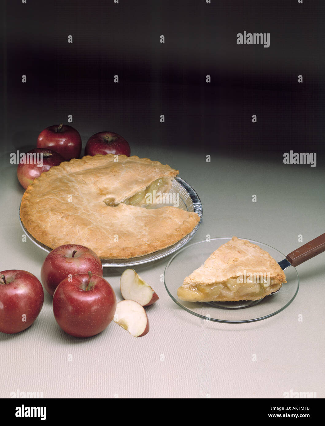 Apfelkuchen Slice geschnitten rote Äpfel, die Glas Platte Aluminium Pie Zinn mit Spachtel frisch Bon Appetit gebacken Stockfoto