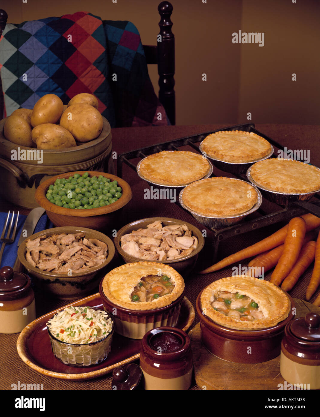Sortiment Gemüse Huhn Topf Torten Cole Slaw Karotten Kartoffeln grüne Erbsen weiße dunkles Fleisch Bon Appetit Amish Quilt Stuhl Keramik Stockfoto