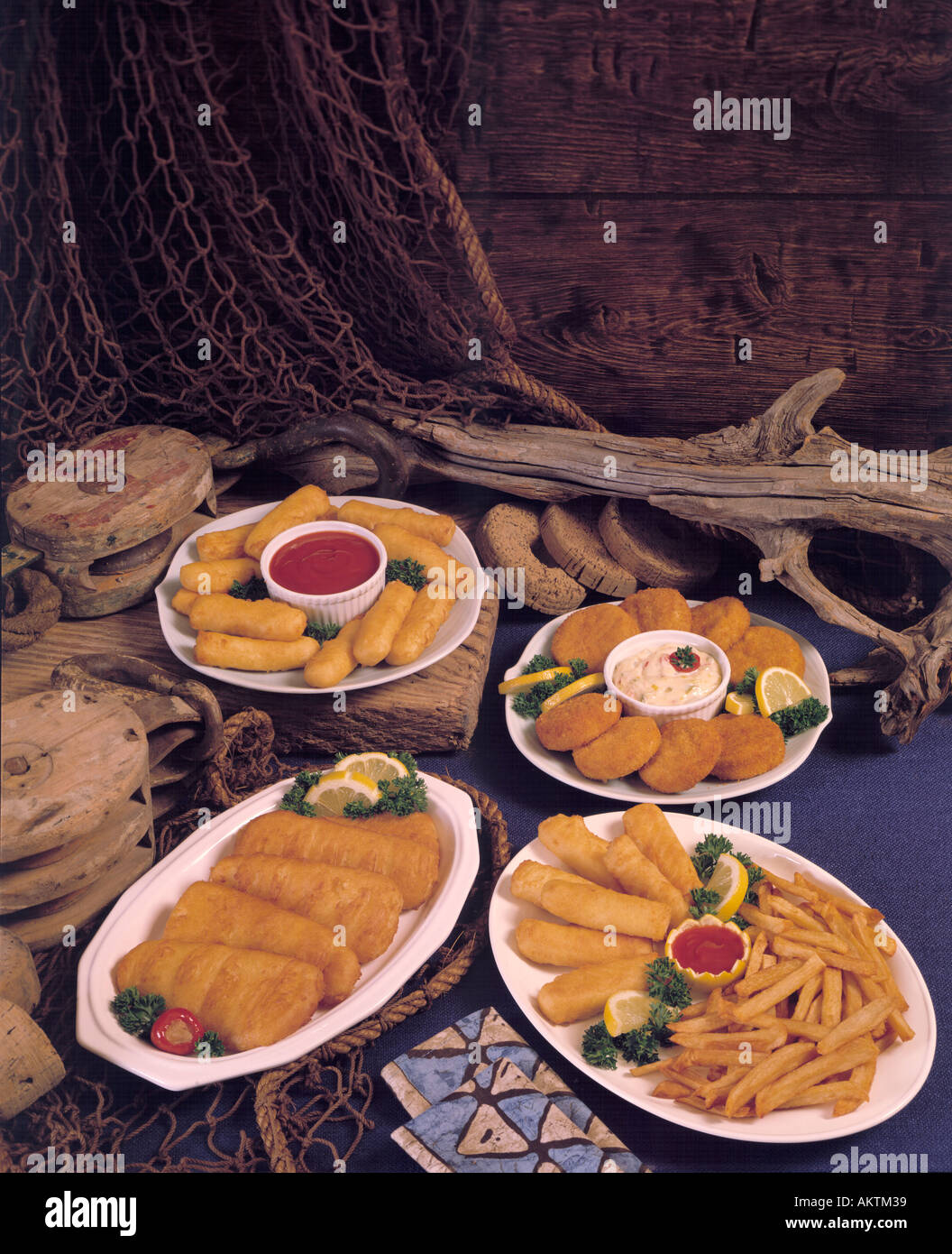 Sortiment weiße Platzteller gebratenen Fisch Filets Stöcke Kuchen Remoulade Bon Appetit Stockfoto