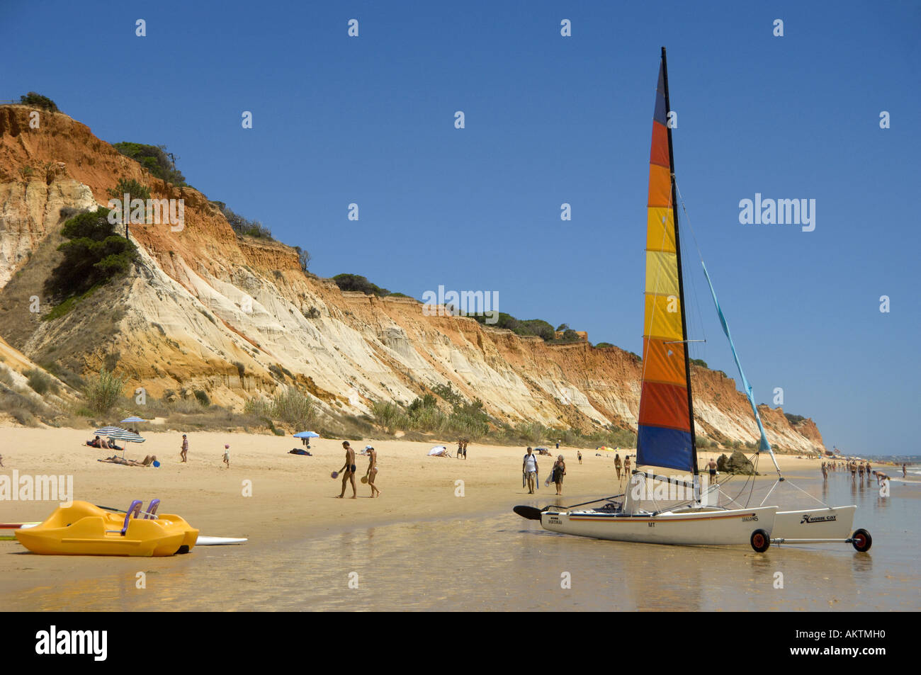 Portugal Algarve Falesia Strand und Klippen mit Katamaran am Strand Stockfoto