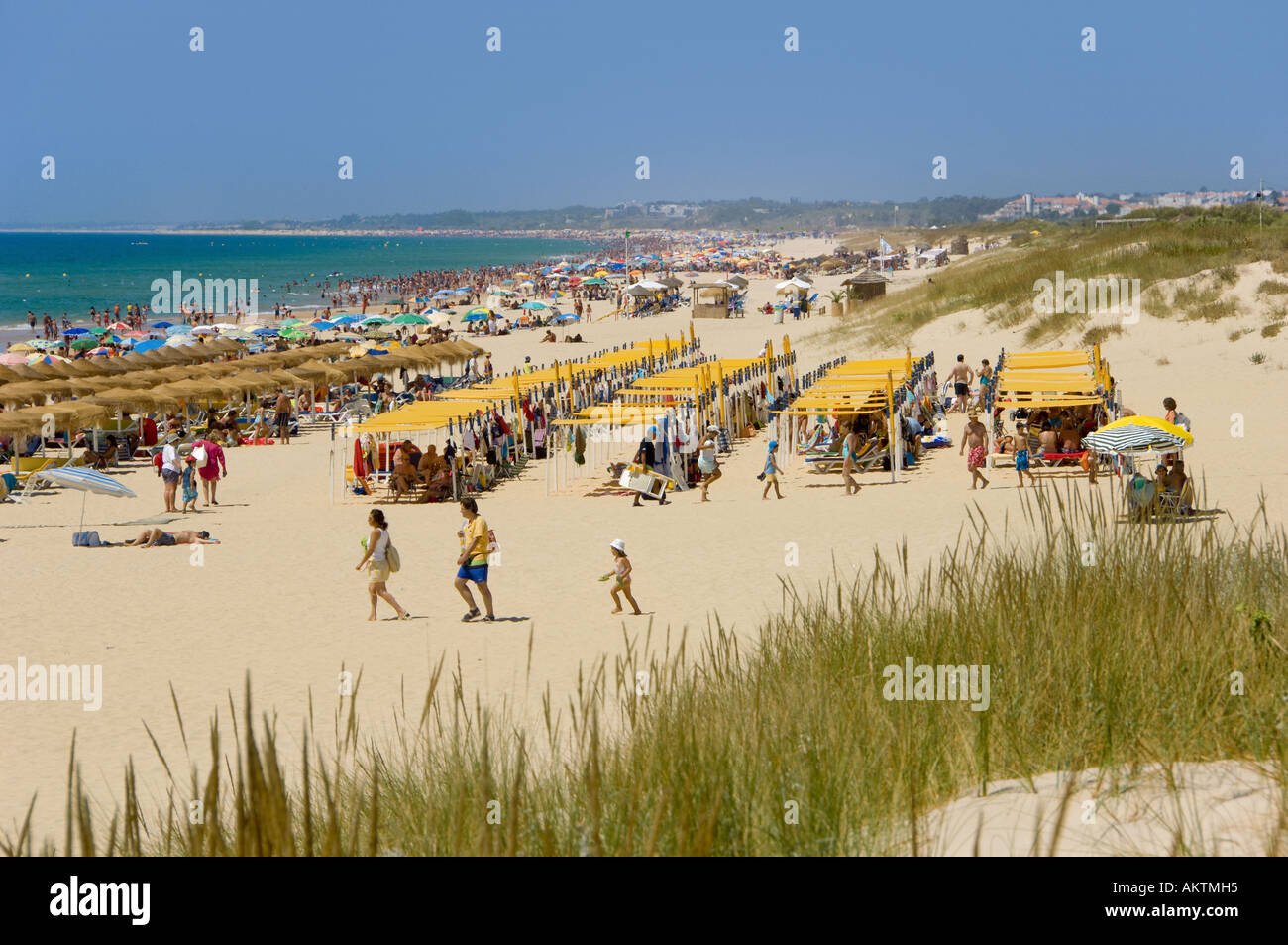 Portugal die Algarve, Praia do Arco da Calheta Beach in der Nähe von Monte Gordo, im Sommer Stockfoto