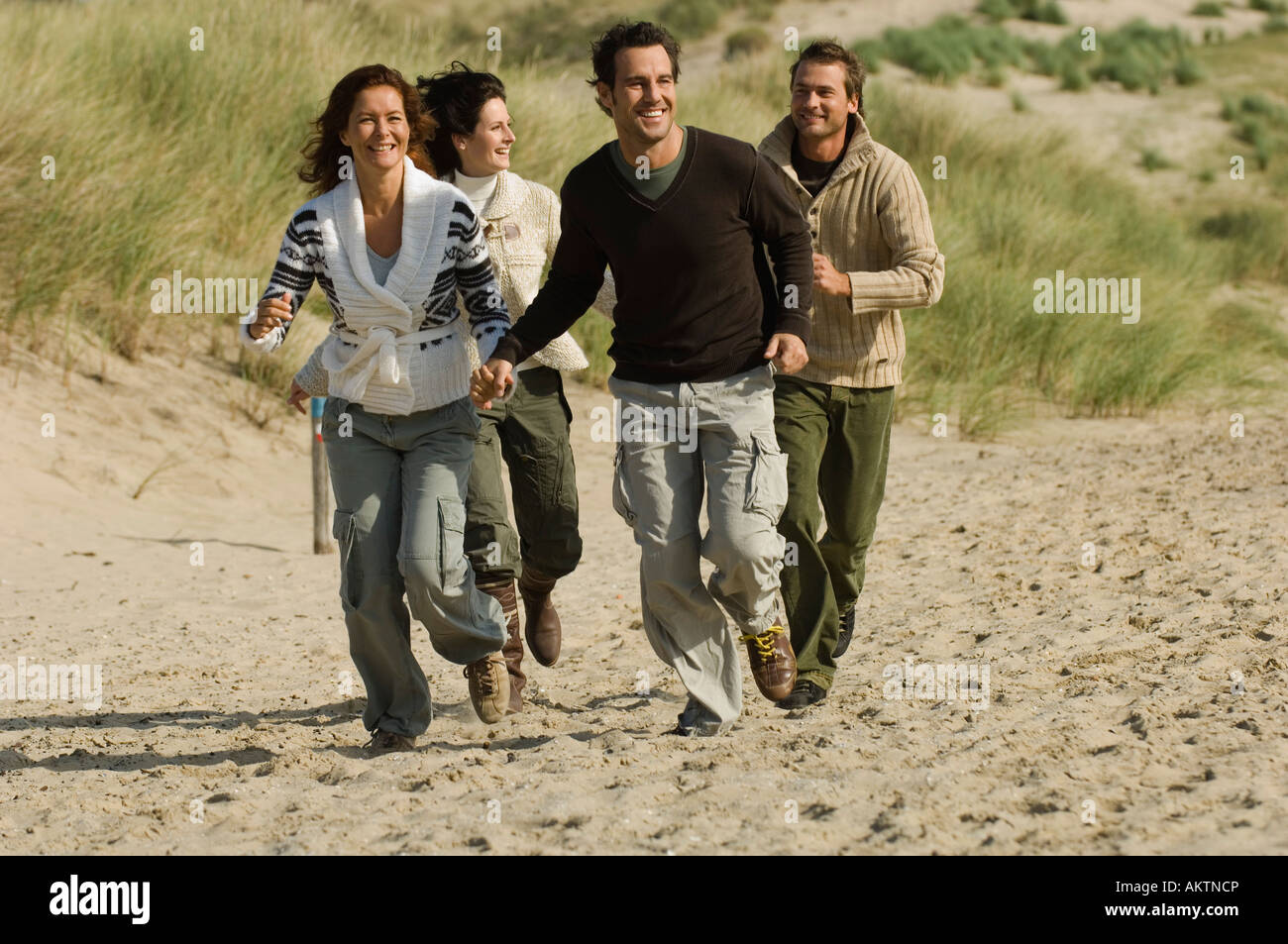 zwei Paare am Strand Stockfoto