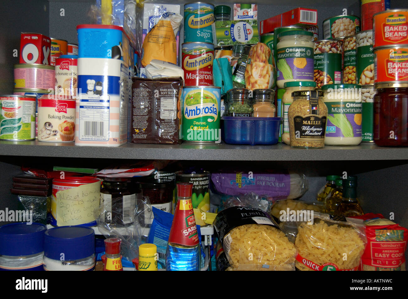 Regale in einem Lebensmittel Schrank voller Lebensmittel Stockfoto