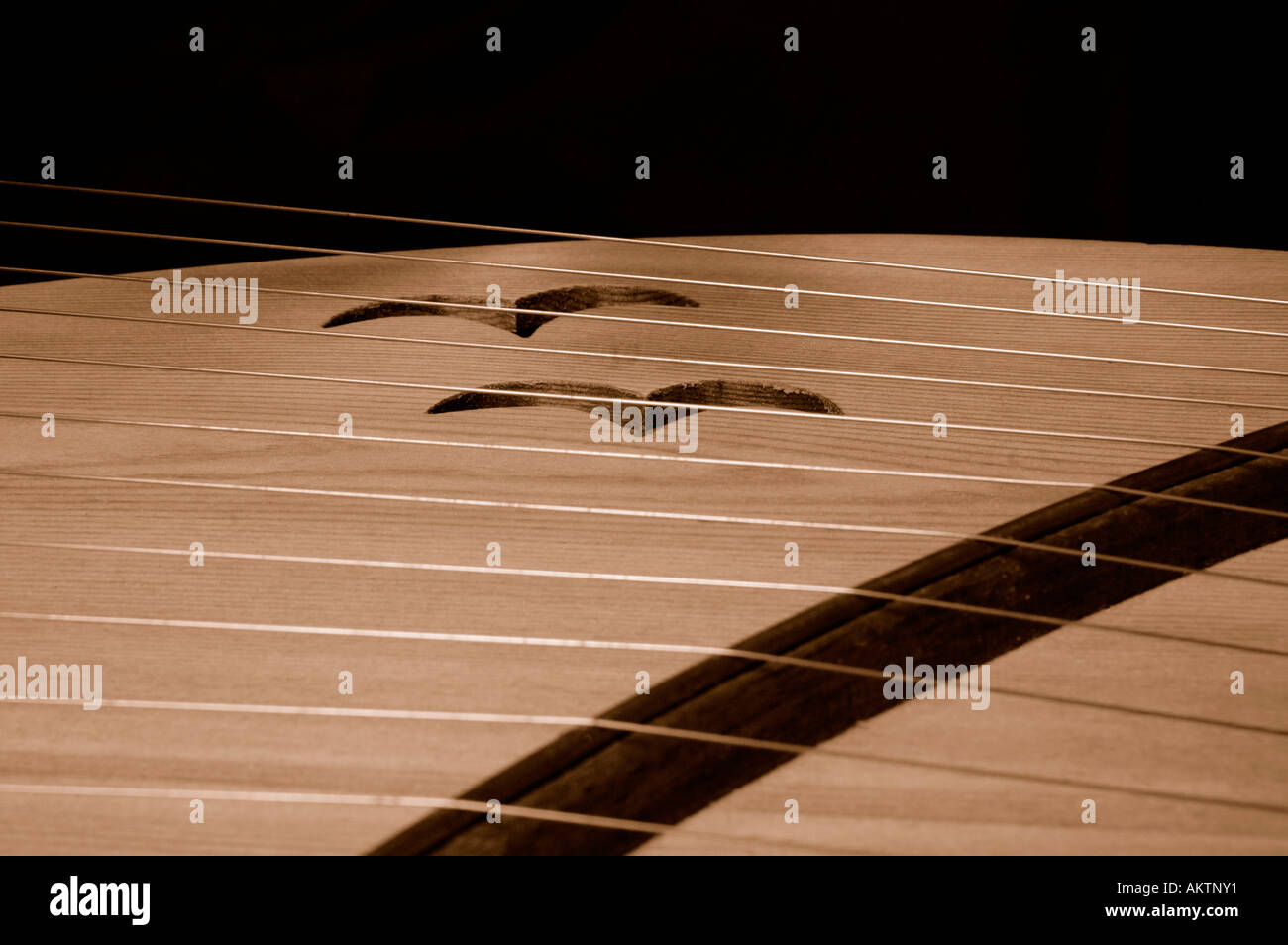 Streicher und Cellodecke einen handgeschnitzten hölzernen pentatonischen Leier Stockfoto