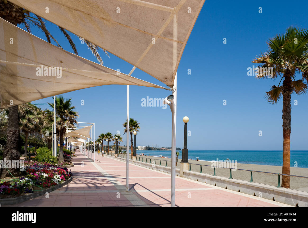 Strandpromenade, Estepona, Costa Del Sol, Andalusien, Spanien Stockfoto