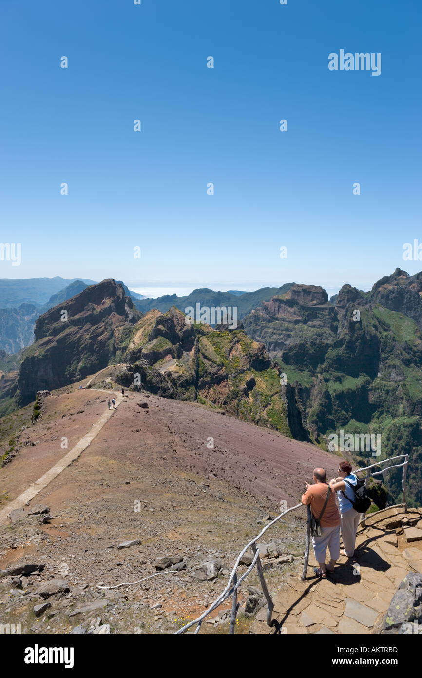 Paar genießen Sie den Blick auf den Pico de Arieiro Sicht in die Berge von Madeira, Portugal Stockfoto