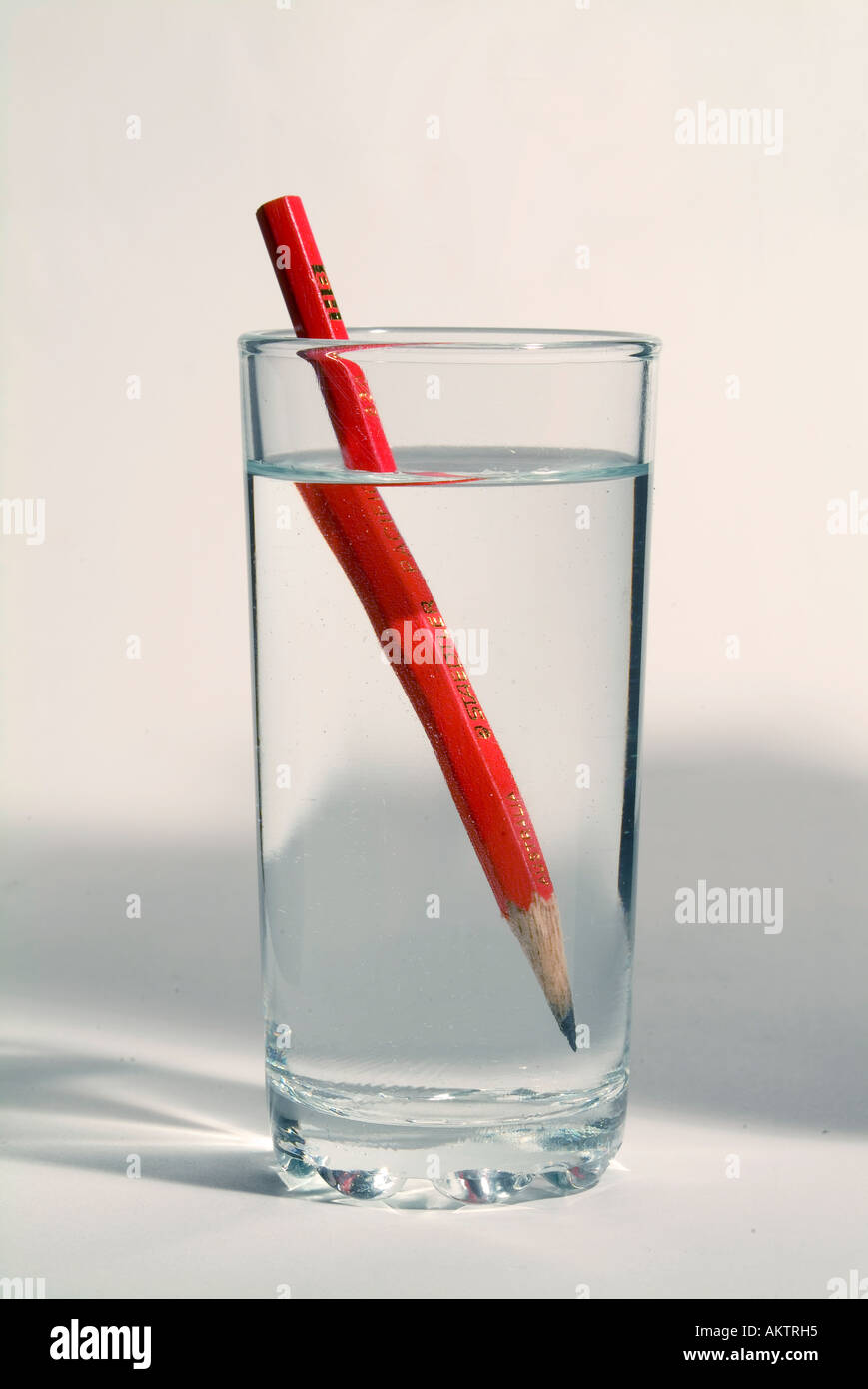 Ein Bleistift in ein Glas Wasser zeigen die optischen Verzerrungen durch Brechung des Bildes Stockfoto