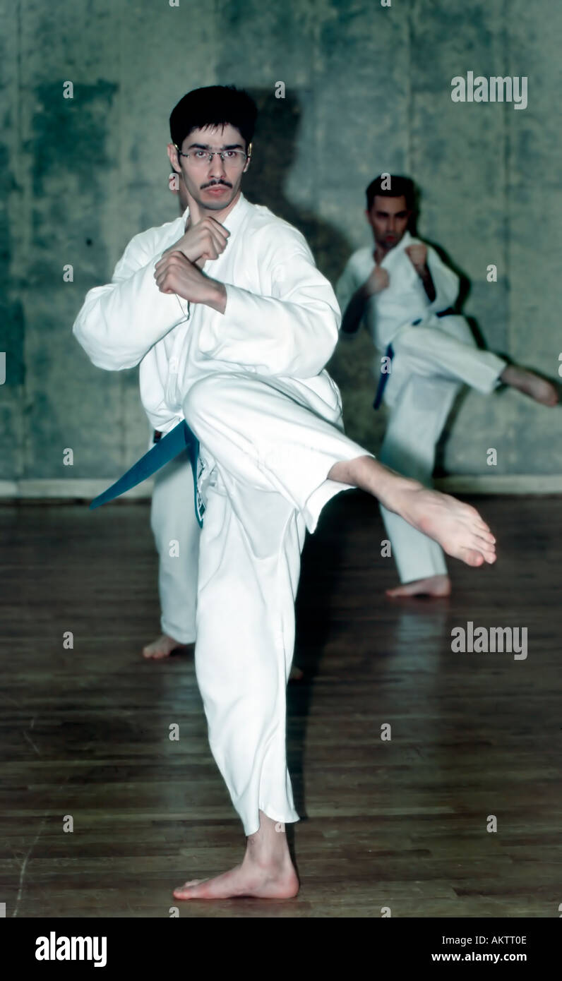 PARIS Frankreich, jungen männlichen Erwachsenen in Karate Uniform, Sportart in der Klasse Stockfoto