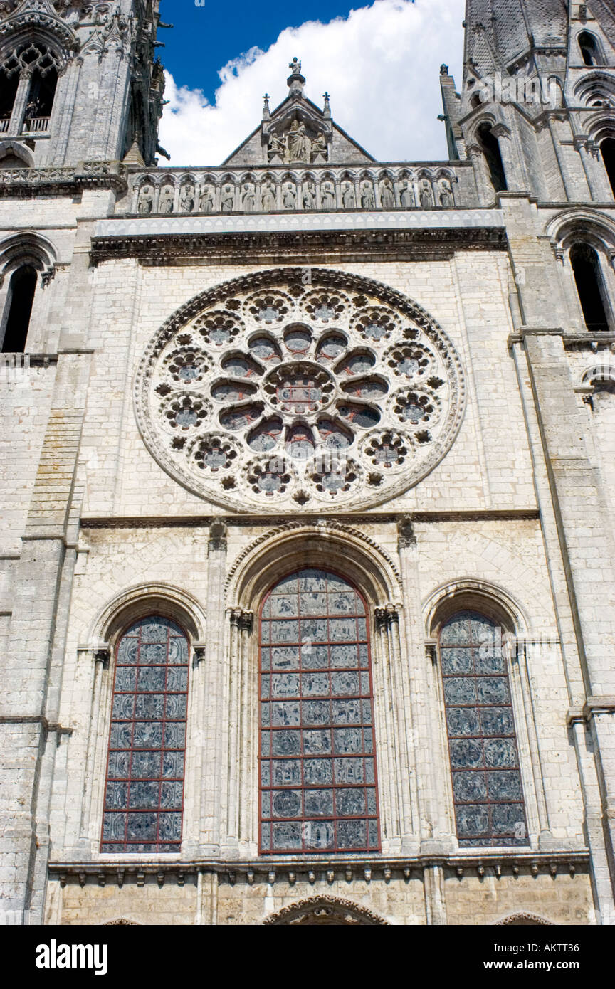 Chartres Frankreich, Detail, Äußere Kathedrale Notre Dame, mittelalterliche Buntglasfenster, Fassadenreligion Stockfoto
