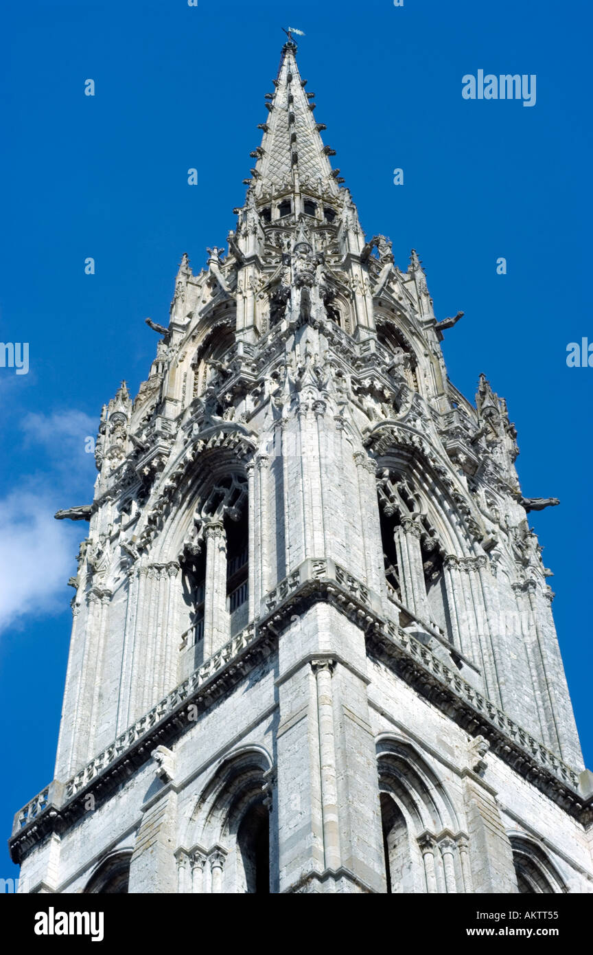 Chartres Frankreich, Außenansicht der Kathedrale Notre Dame mit architektonischem Detail, Oberer Glockenturm, Mittelalter Turm Stockfoto