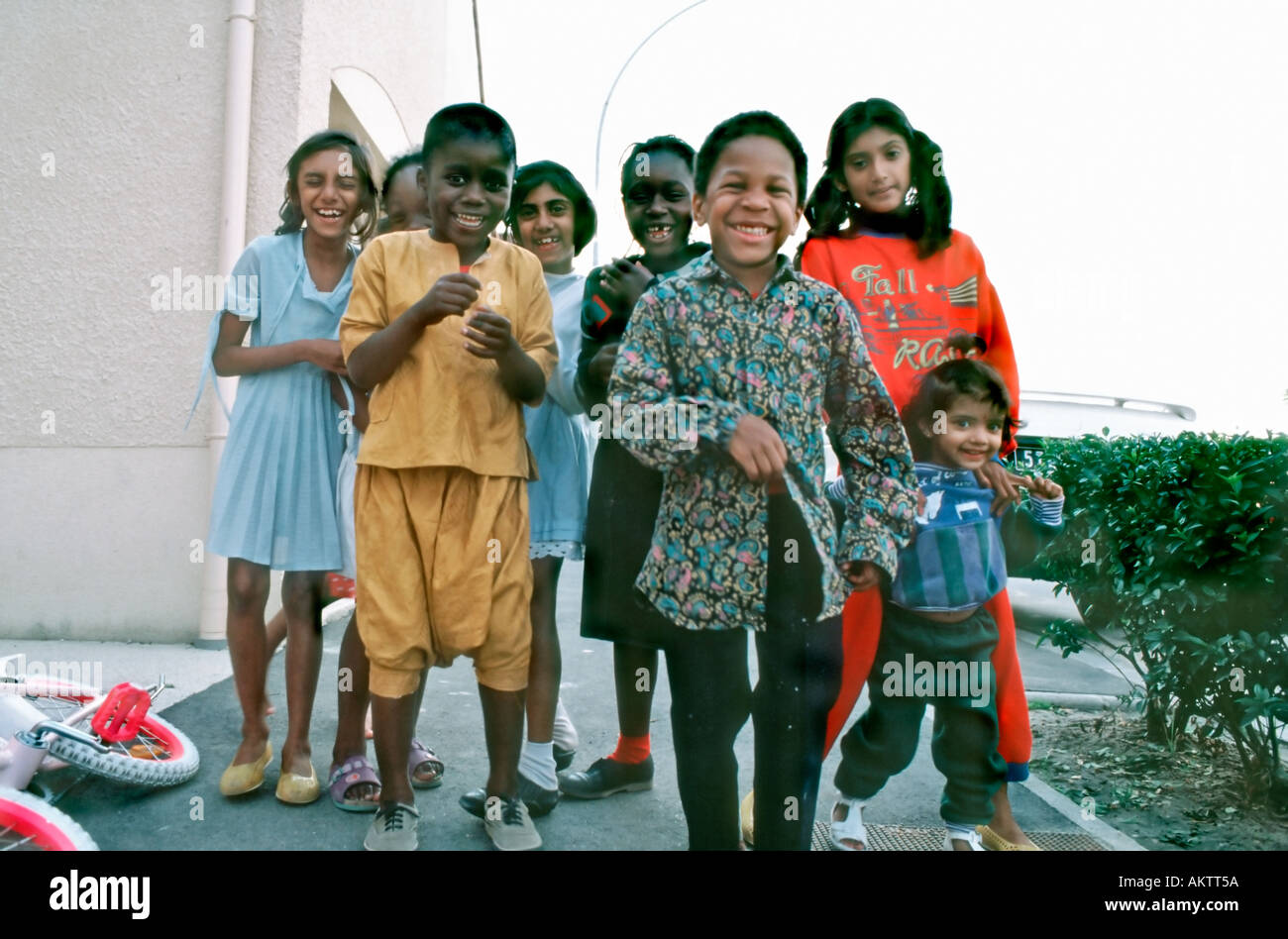 Multikultural, Paris Frankreich, Vorort, gemischte mittlere Gruppe Porträt von Minderheit Immigranten Herkunft Kinder in Vorstädten Wohnprojekte Migrantenfamilie Stockfoto