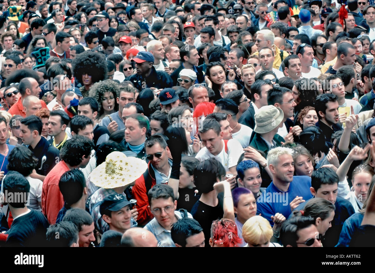 Paris Frankreich, gemischtes Rennen, vielfältige Menschenmassen, große Menschenmassen Luftszene von oben Szene auf der Straße, beim Gay Pride March, draußen, Hochwinkel, Stockfoto