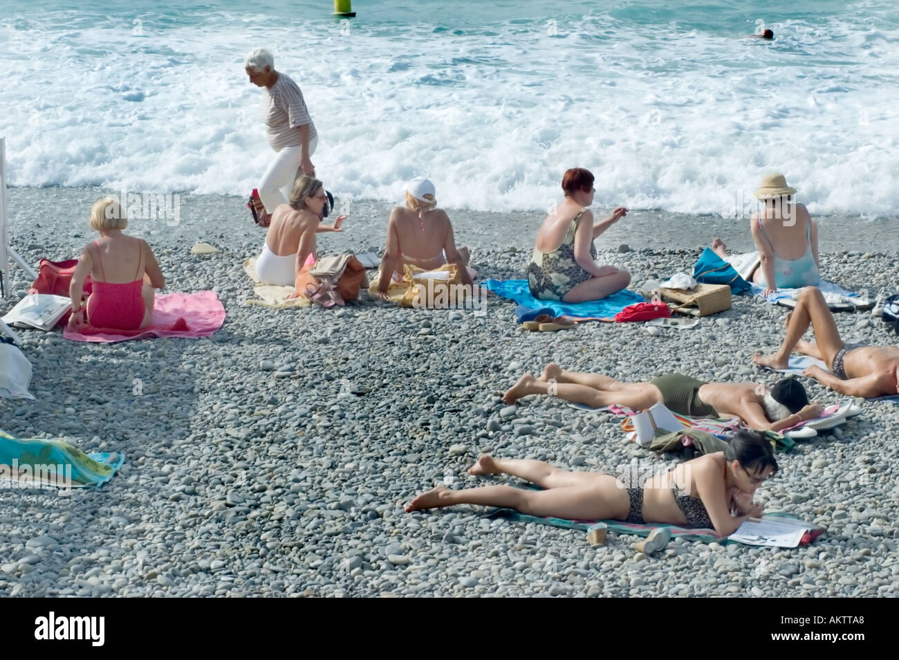 Schöne französische Strandszene mittlere Erwachsene Frauen sonnen sich in Badeanzügen am Meer im Urlaub entspannend, Rückansicht einer Gruppe von Senioren Stockfoto