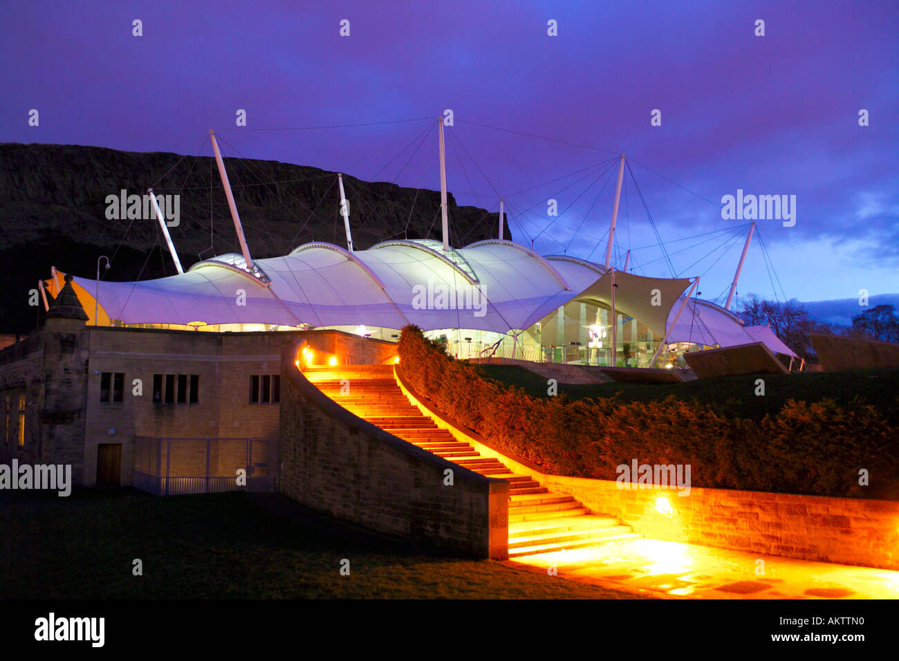Abenddämmerung Schuss von der schottischen Our Dynamic Earth Besucher Zentrum Holyrood Park Edinburgh Schottland UK Stockfoto