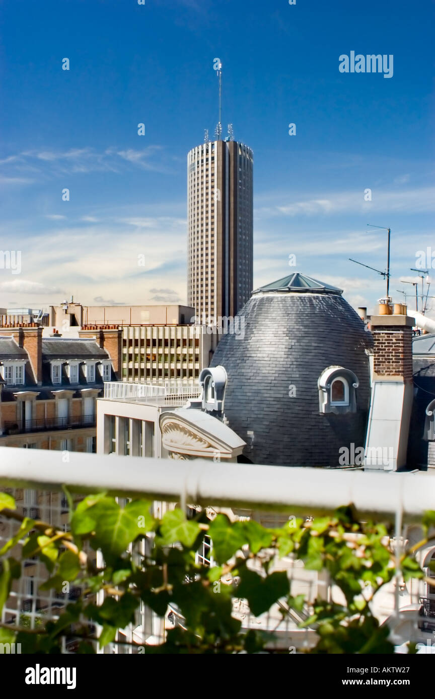 Paris, Frankreich, moderne Wohnarchitektur kontrastieren mit alten Gebäuden Wolkenkratzer Balkon, Hotelturm Stockfoto