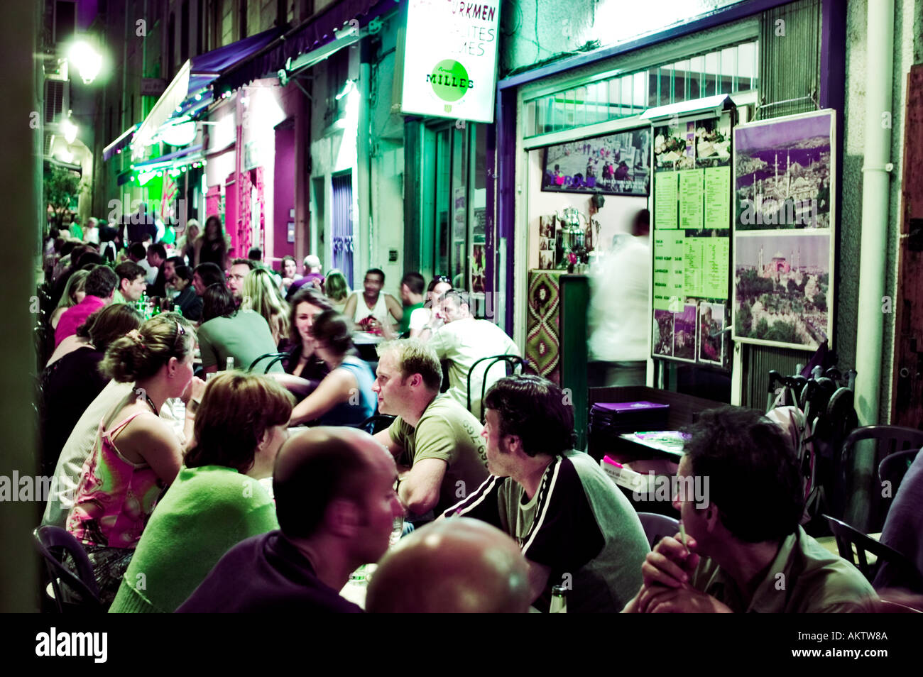 Perpignan Frankreich, Menschenmengen, die auf dem Bürgersteig essen, spanisches Restaurant, Stadtzentrum, nachts, authentischer französischer Lebensstil, überfülltes Restaurant Stockfoto