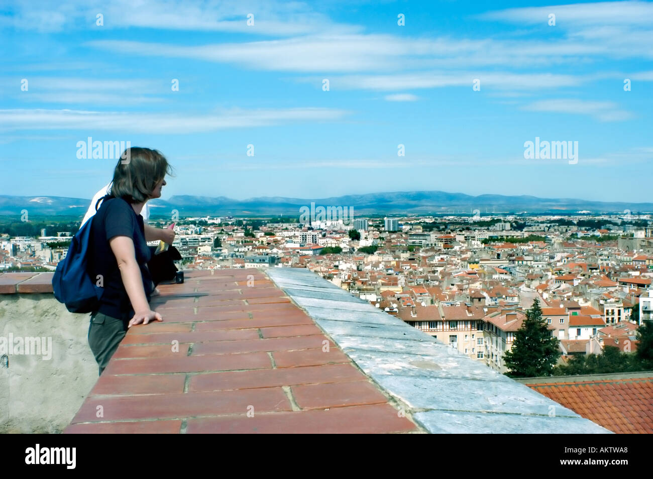Perpignan Frankreich, weibliche Teenager mit Blick auf das „Stadtzentrum“ aus dem „Casillet Museum of Folk Arts“, mit Blick auf die Stadt mit Menschen Stockfoto