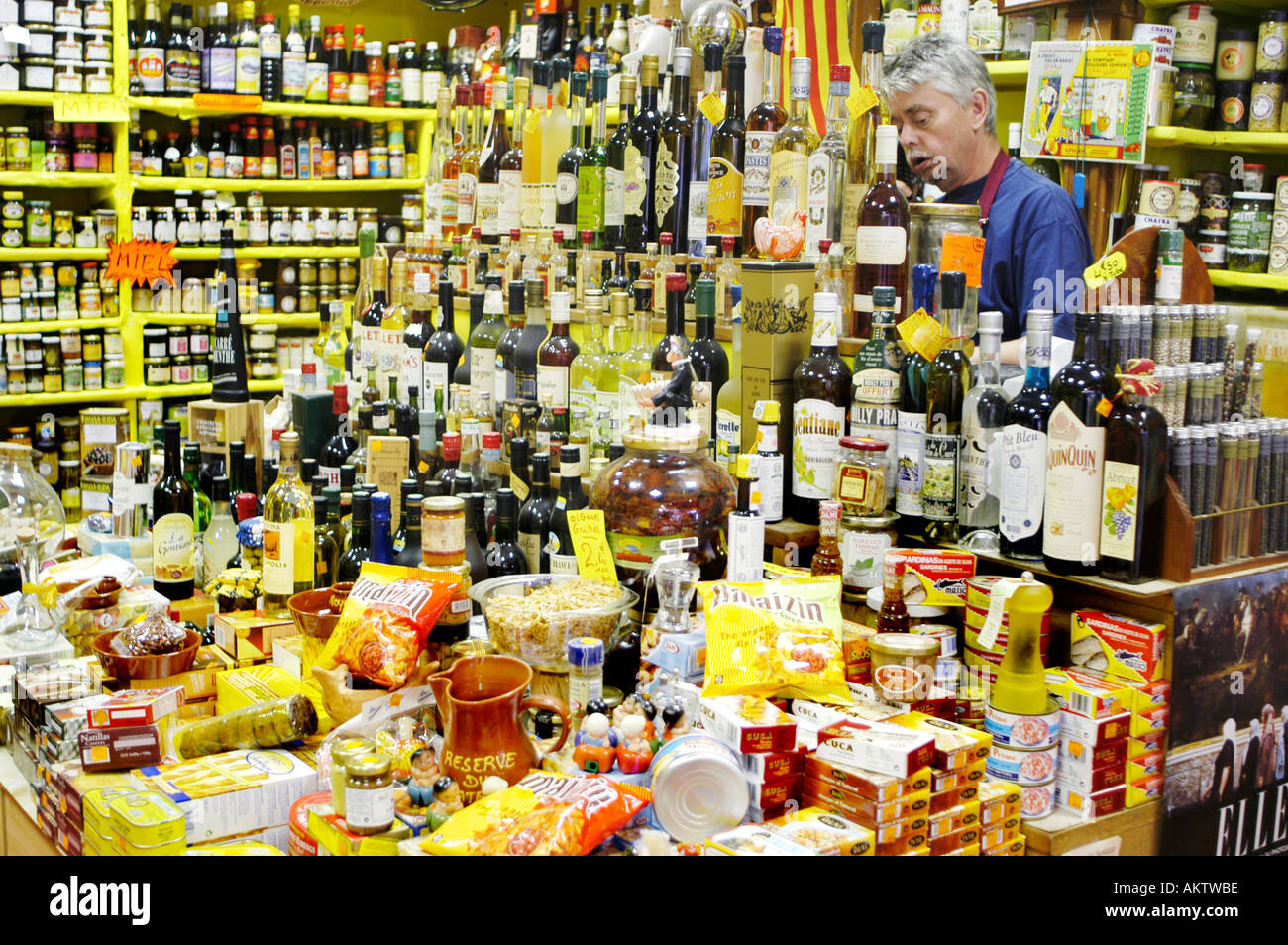 Perpignan, Frankreich, kleines lokales französisches Lebensmittelladen, Feinkostgeschäft, Innenausstattung mit Produkten auf dem Display, Verbraucherauswahl, Alkohole Stockfoto