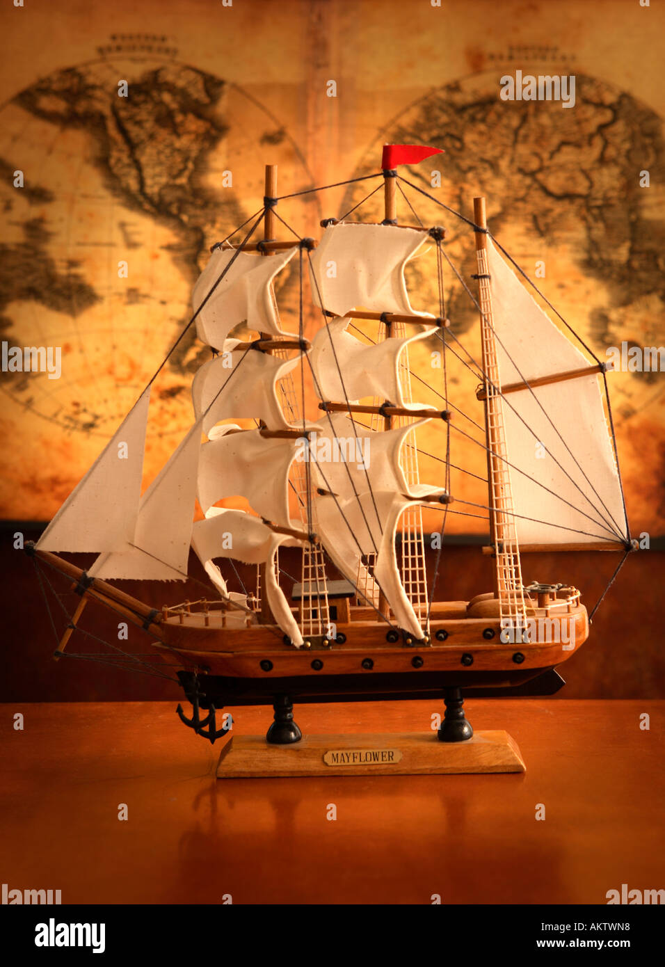 Schiffsmodell mit Antike Landkarte im Hintergrund Stockfoto