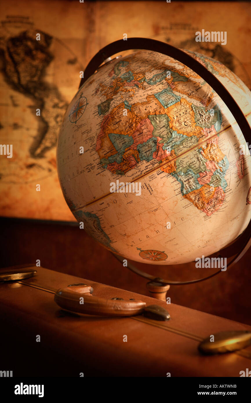 Alter Globus, Karte und Koffer Stockfoto