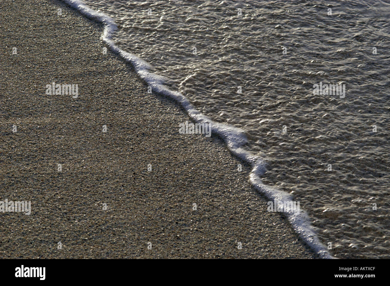 abstrakte Sicht von Wavelet fließt am Strand Stockfoto