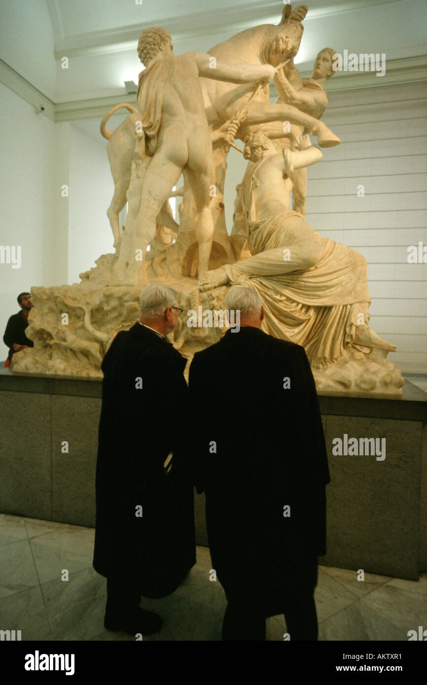 Neapel Italien Besucher betrachten die Farnese Stier Skulptur im Museo Nazionale Archeologico Stockfoto