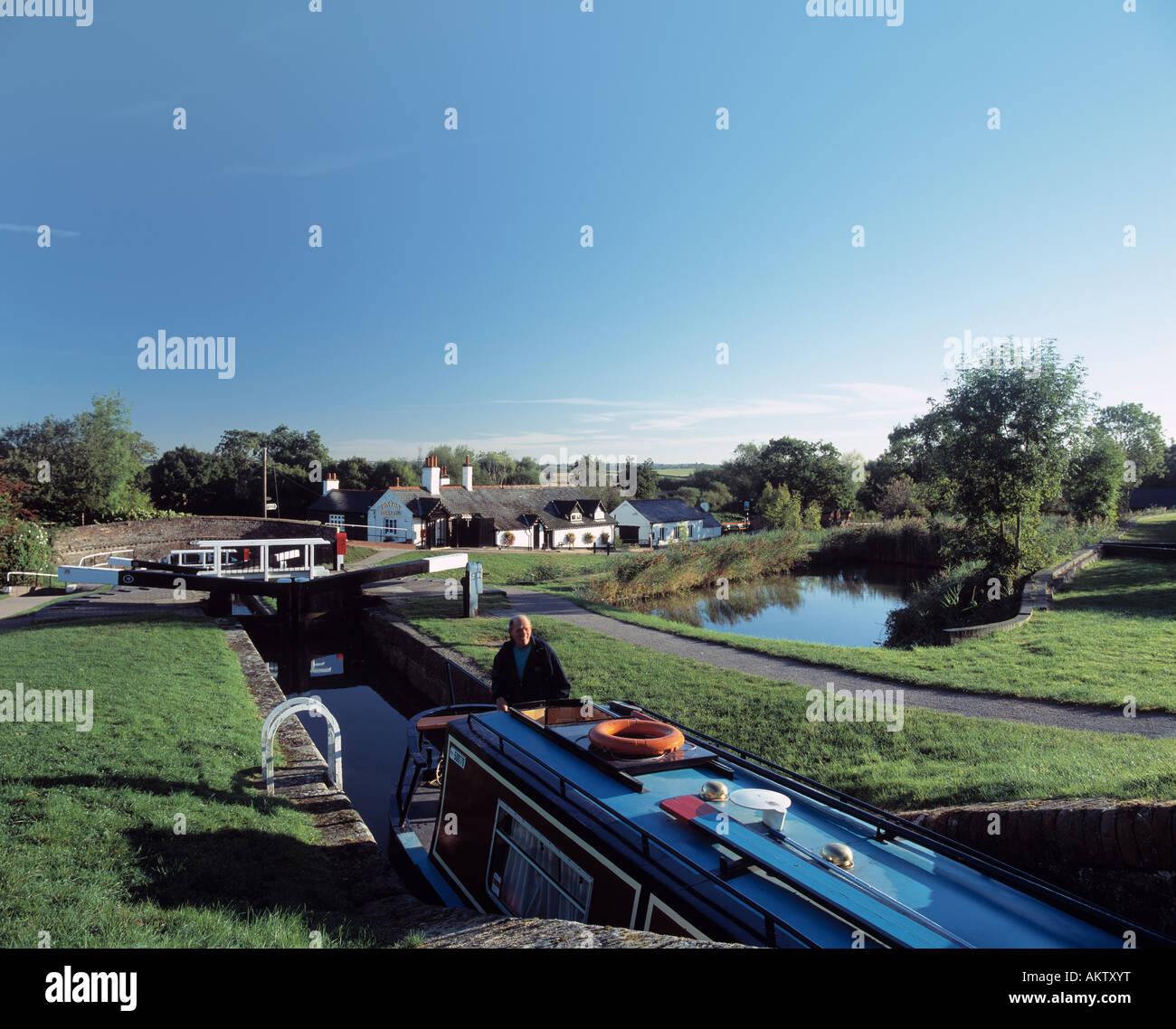 Kanalboot aufsteigender 10 Sperre Flug bei Foxton in der Nähe von Market Harborough Leicestershire Stockfoto