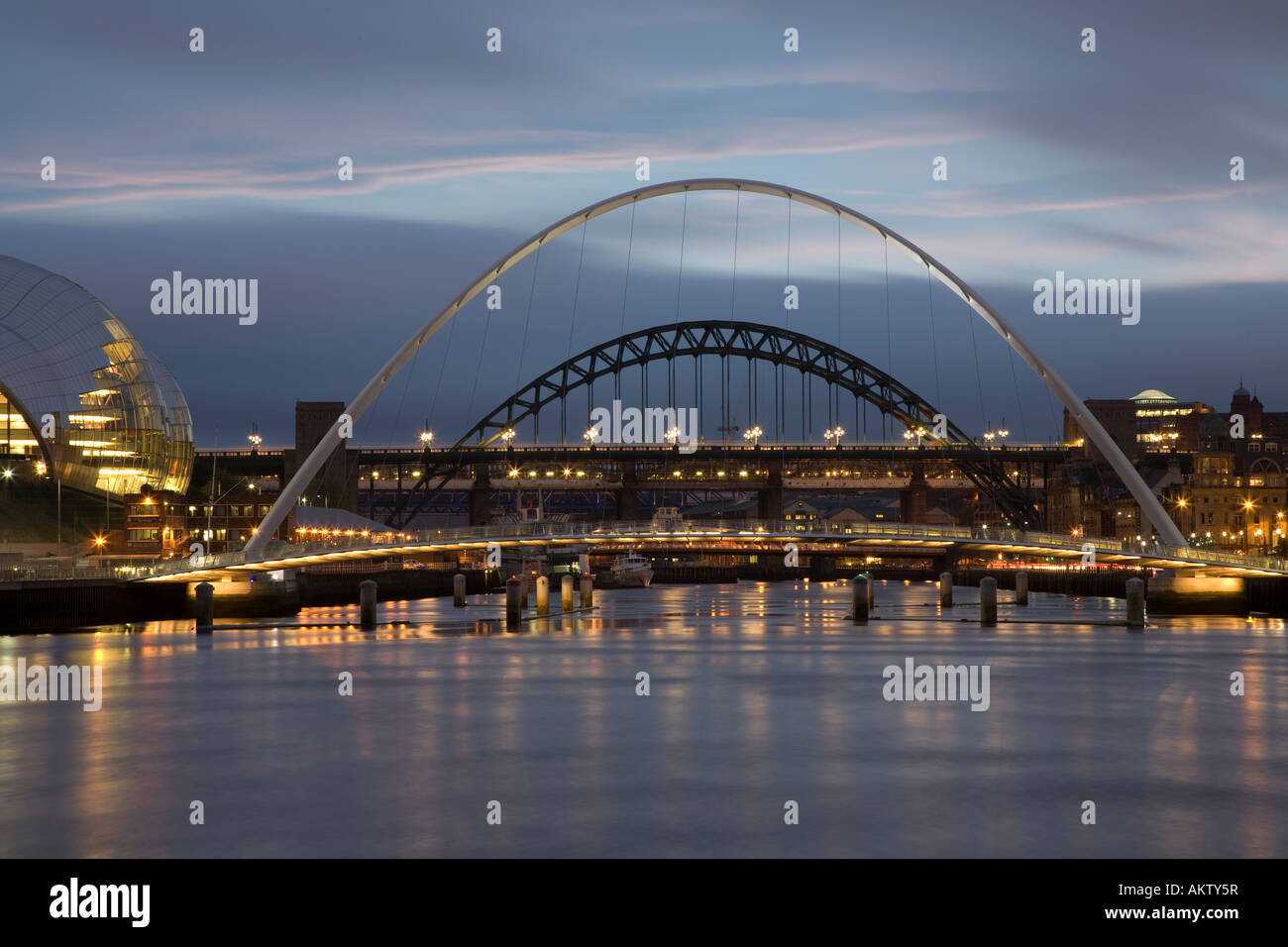 Newcastle-Gateshead-Kai in der Nacht. Zeigt die Sage Gateshead Millennium Bridge und Tyne Bridge Stockfoto