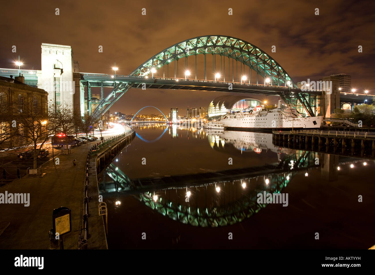 Newcastle Gateshead Kai nachts mit Tyne Bridge Stockfoto