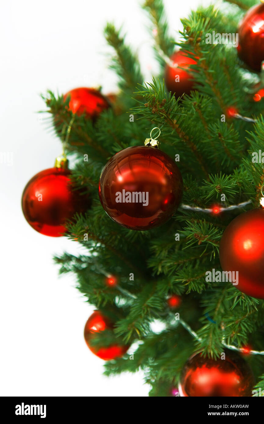 Weihnachtsbaum mit roten Kugeln Stockfoto