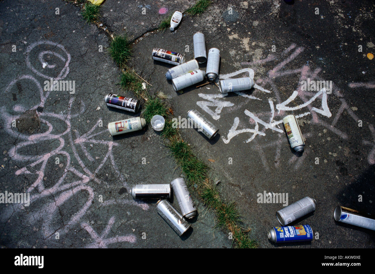 Manhattan New York USA verworfen Aerosoldosen aus Aluminium am Boden Stockfoto