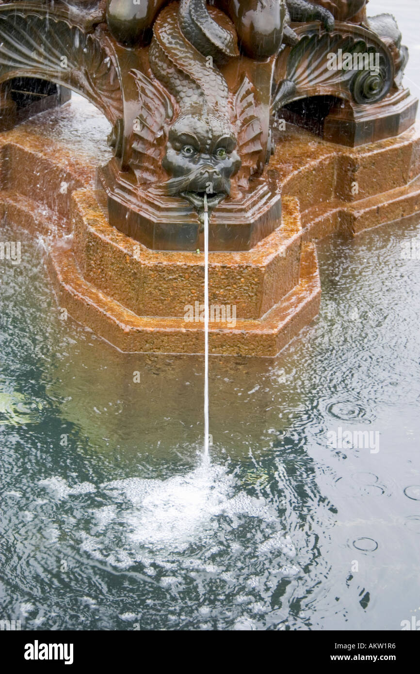 Ein Wasserspeier Wie Geflugelte Schlange In Einem Brunnen Spritzt