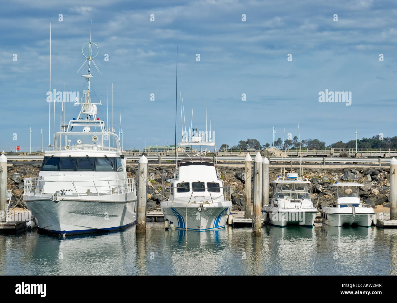 vier Boote in einer Marina in der Reihenfolge ihrer Größe Stockfoto