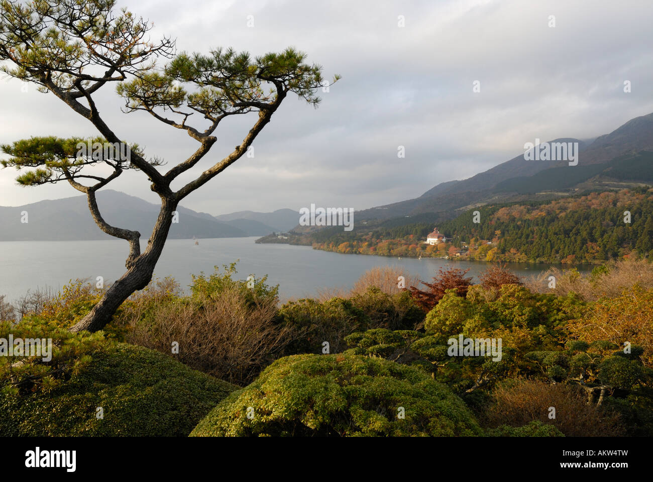 Lake Ashi von Hakone freistehendes Schlossgarten gesehen Stockfoto