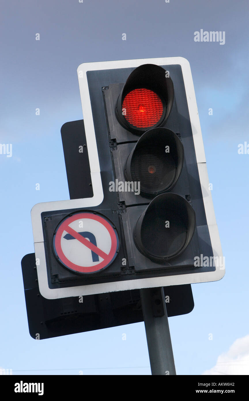 Rote Ampel und keine links drehen Straßenschild in England Stockfoto