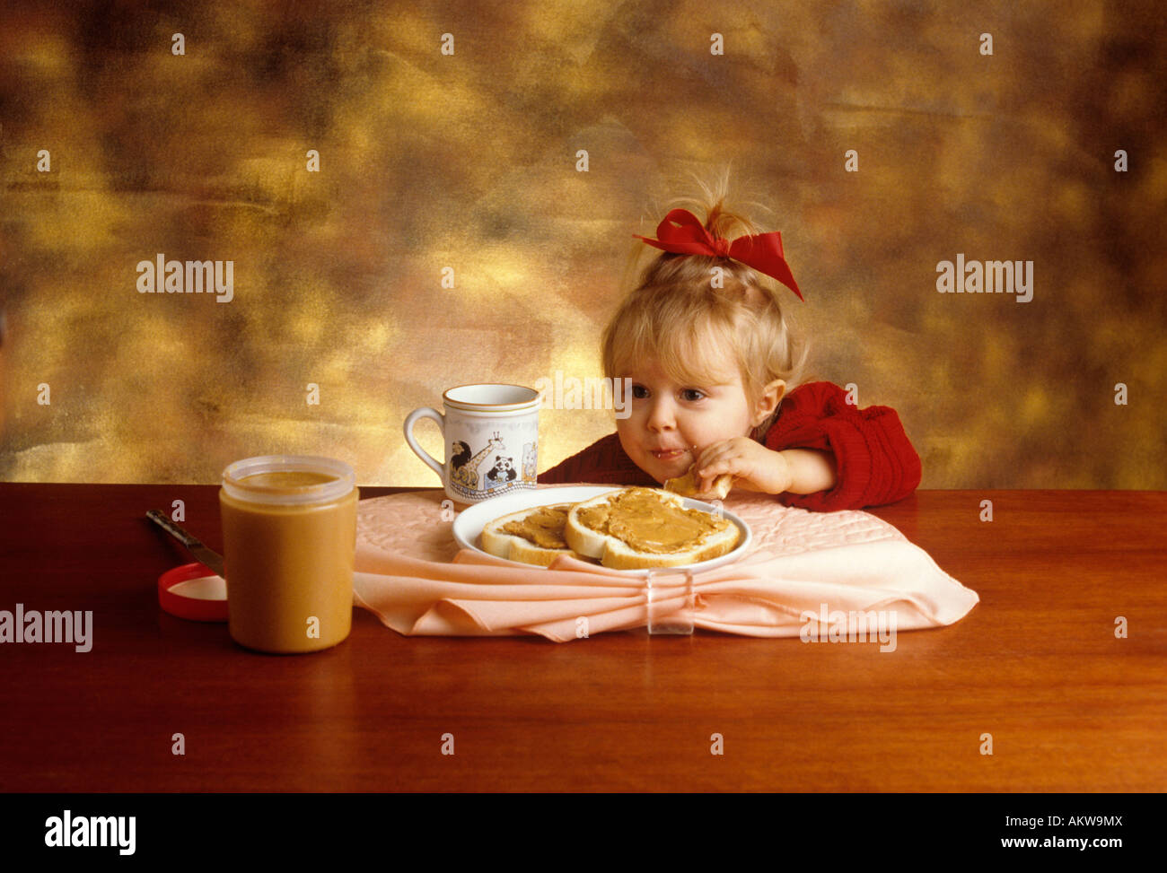 Kind am Tisch essen Stockfoto