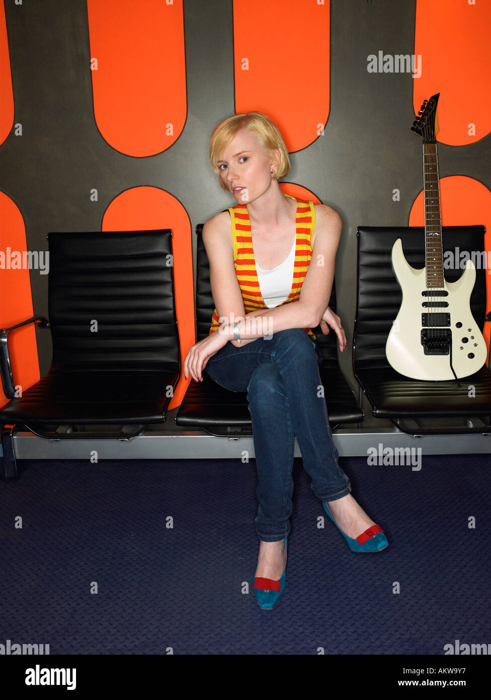 Junge Frau mit Gitarre im Tonstudio, Porträt Stockfoto