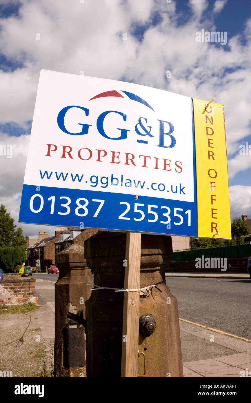 Immobilien unter Angebot Makler anmelden Werbung Kaufobjekt UK Stockfoto