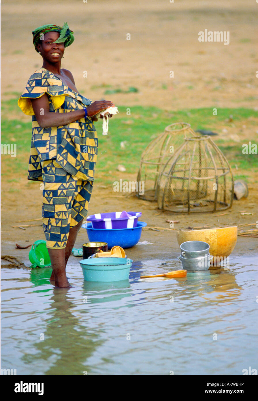 Eine Frau wäscht Geschirr Geschirr an den Ufern des Flusses Niger, Mali Stockfoto