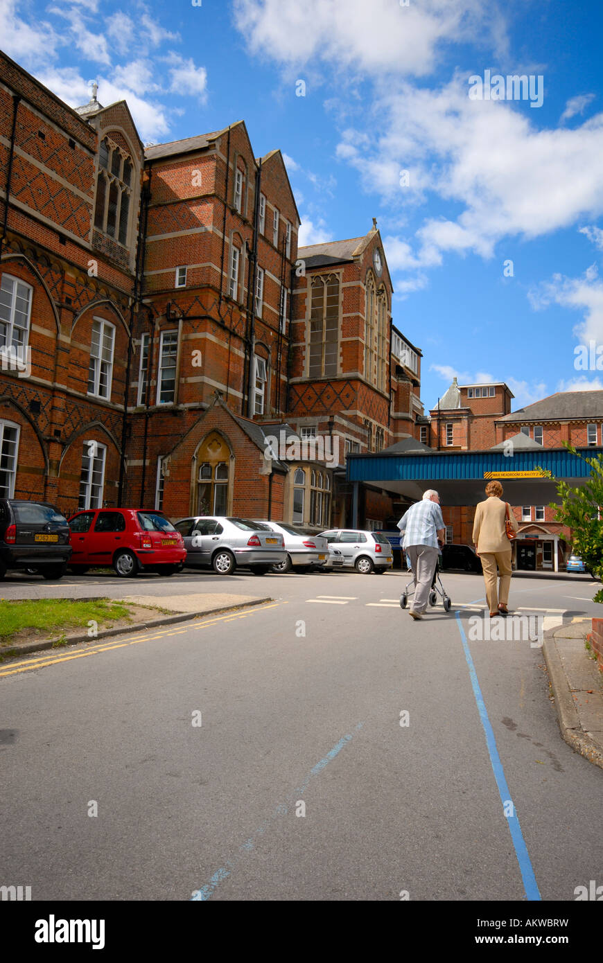 Vor dem Eingang des Royal Hampshire County Hospital, Winchester, Hampshire Stockfoto