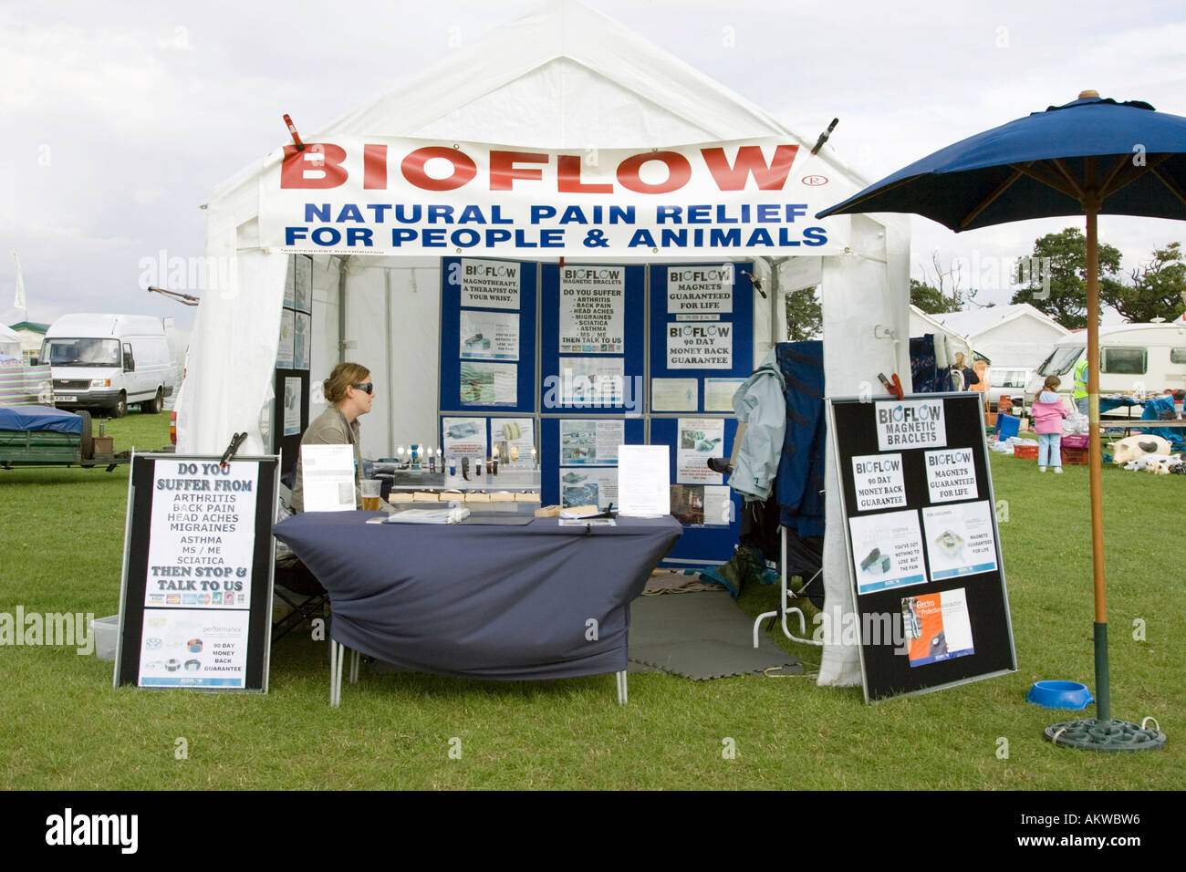Ein Retail-Stall liefert Magnetfeldtherapie Produkte und Schmuck, August 2006, UK Stockfoto