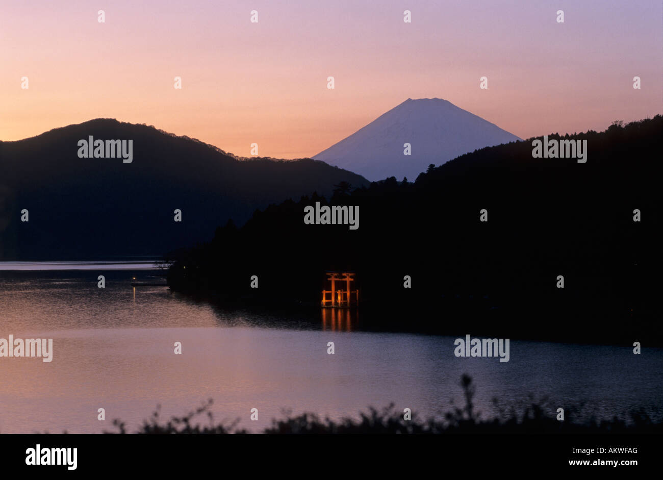Abenddämmerung über dem Berg Fuji und dem Ashi-See, Hakone Machi JP Stockfoto