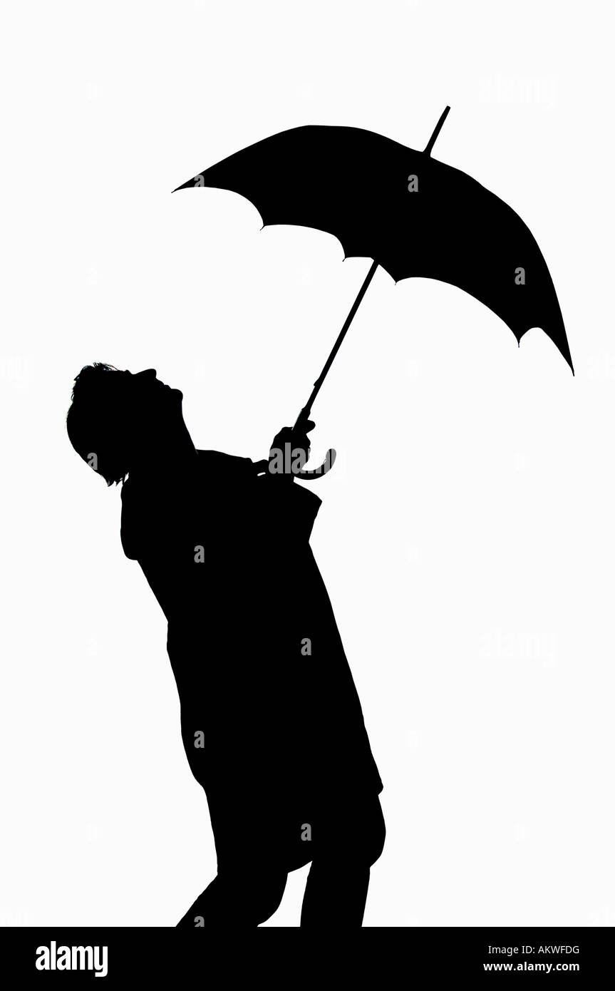 Mann-Holding-Dach, silhouette Stockfoto