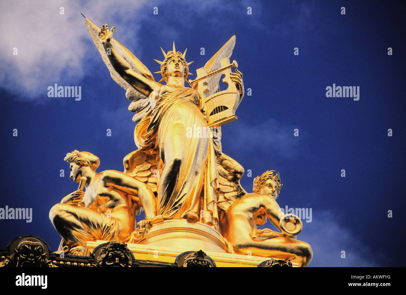 geflügelte und vergoldete Statue der Musik, dem Dach des Paris Opéra garnier Stockfoto