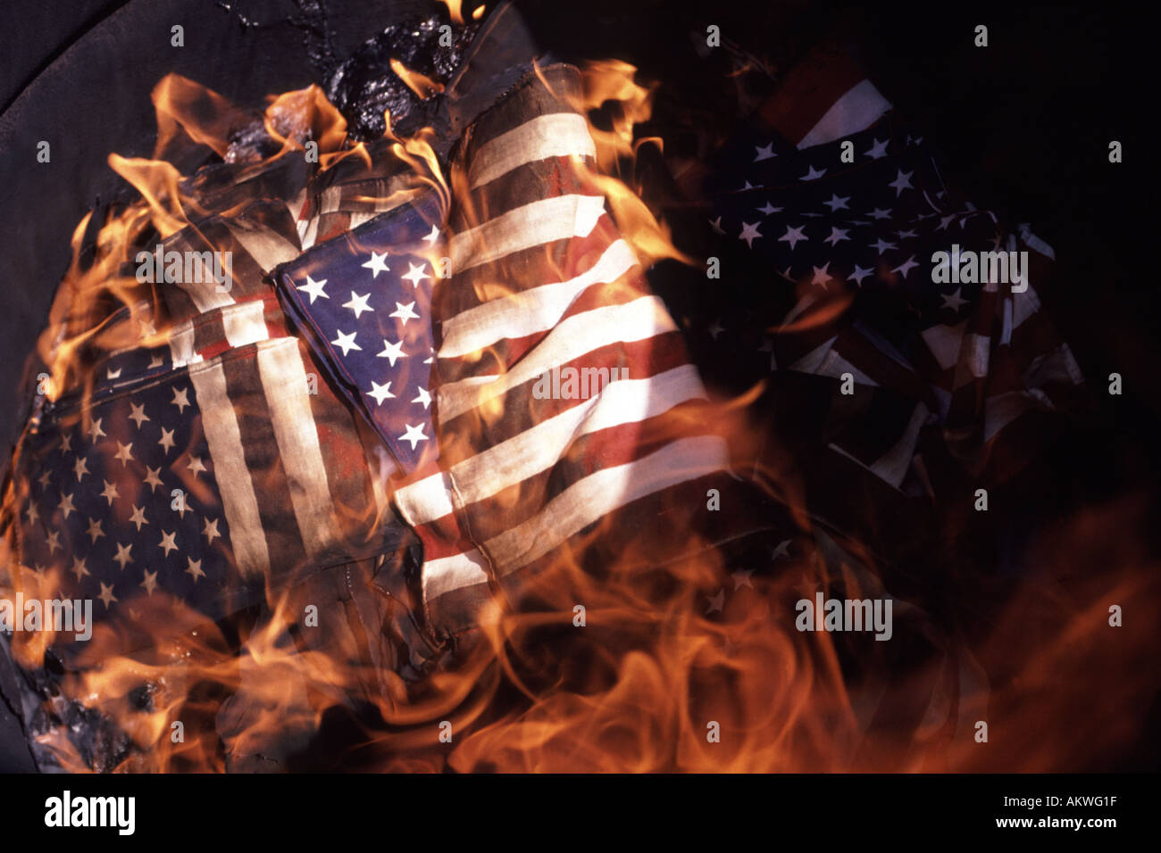 Brennende amerikanische flagge -Fotos und -Bildmaterial in hoher ...