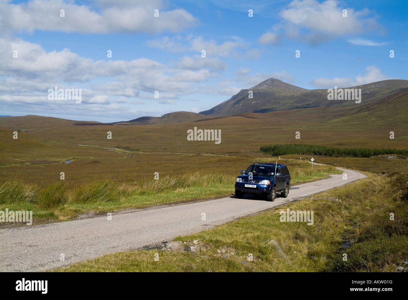 dh Ben Klibreck STRATH VAGASTIE SUTHERLAND Auto auf einspurigen Straßen abgelegenes Hochland Landschaft Land schottisches Hochland Fahren A836 Schottland Stockfoto