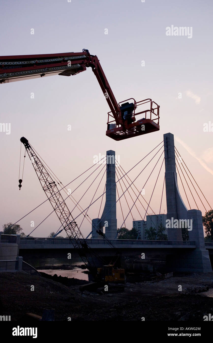 Heben Sie arbeiten auf Brücke Stockfoto